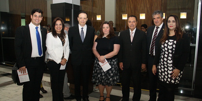 Da esq. p/ dir.: Silvio Aquino, Gerente de Projetos da Embaixada Britânica em Brasilia; Raquel Simões, Diretora Geral do TCEMG; José Antonio Neto, Cônsul Honorário do Reino Unido; Eleanor Stewart, Chefe do Setor de Transparência do Ministério das Relações Exteriores do Reino Unido; Eduardo Bernis, Secretário Municipal de Desenvolvimento da PBH; José de Freitas Maia, Controlador Geral do Município e Maria Fernanda de Morais, Secretária de Prevenção da Corrupção e Informações Estratégicas do Município de Belo Horizonte. 